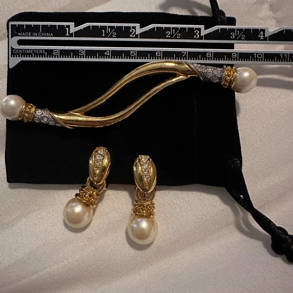 Bundle Vintage Avon earrings and brooch - Picture 2 of 3